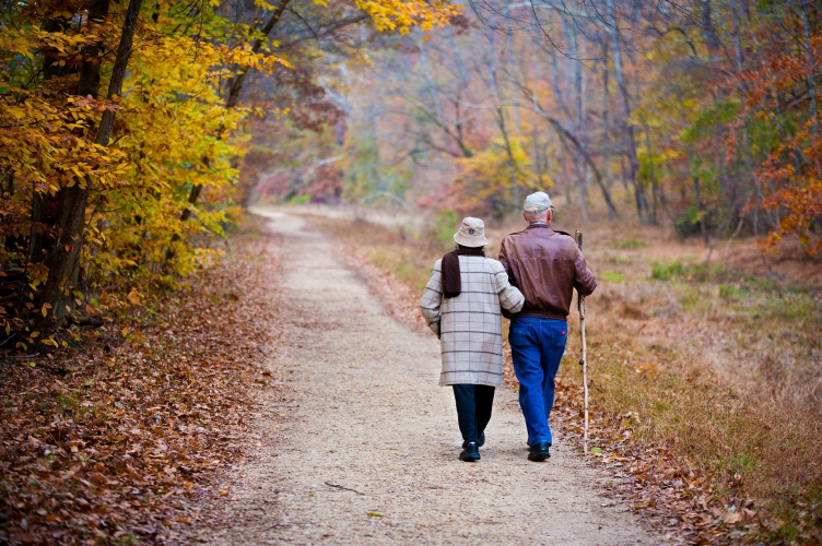Couple de personnes âgées