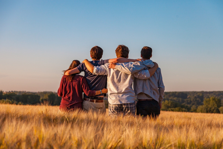 Jeunes, le regard vers l'horizon
