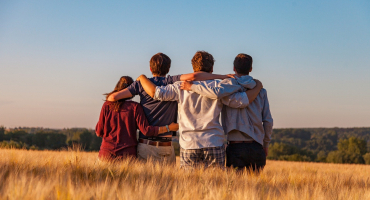 Jeunes, le regard vers l'horizon